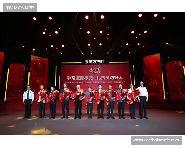 颁奖仪式现感人一幕，亚军为抽筋季军按摩小腿